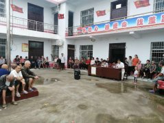 河南省镇平县枣园镇山南村对贫困户进行政策知识培训