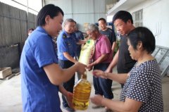 南阳市宛城区城管大队：结对帮扶显真情 提升村貌暖人心