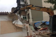 南阳拆墙透绿强势推进 明山路南段围墙及违建今日拆除