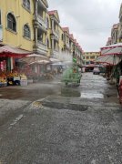 小车洒小巷   扬尘无处藏  ——河南省镇平县涅阳街道开展背街小巷湿化作业