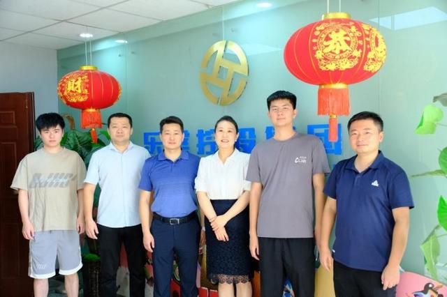 十年摆渡人 点亮新华学子就业路