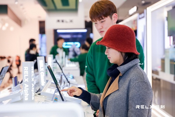 全球首家旗舰店开业 RELX悦刻启动新零售“361计划”