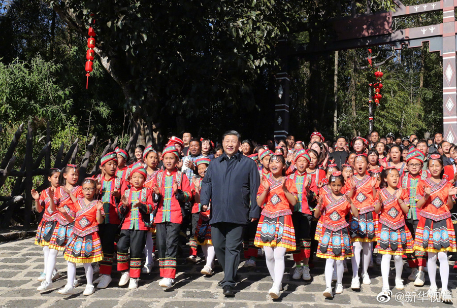 习近平敲响佤族祝福木鼓