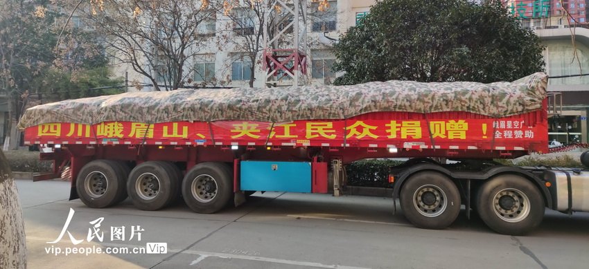 四川省百余吨爱心蔬菜水果到武汉 志愿者突击抢运到社区【4】