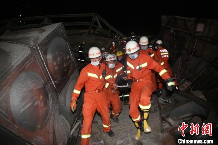 福建泉州一酒店坍塌 43人获救逾700名消防人员现场救援