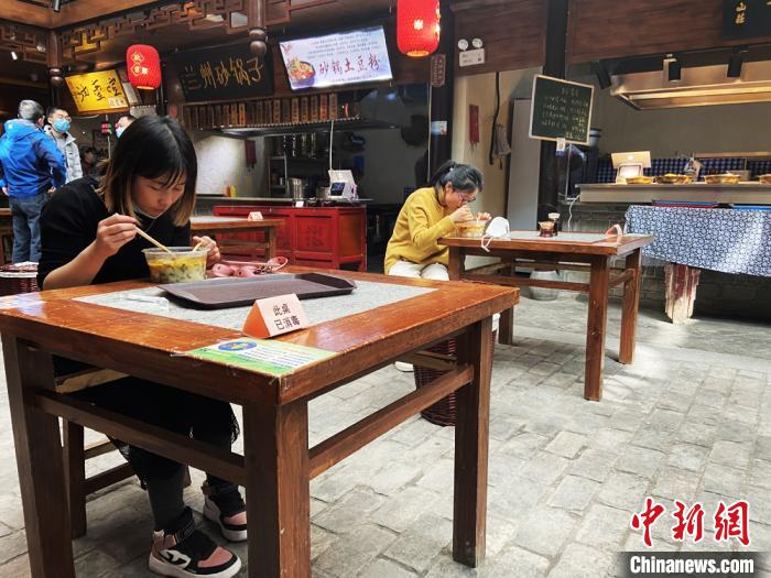 兰州餐饮业恢复堂食见闻：顾客登记用餐 点赞公筷制度