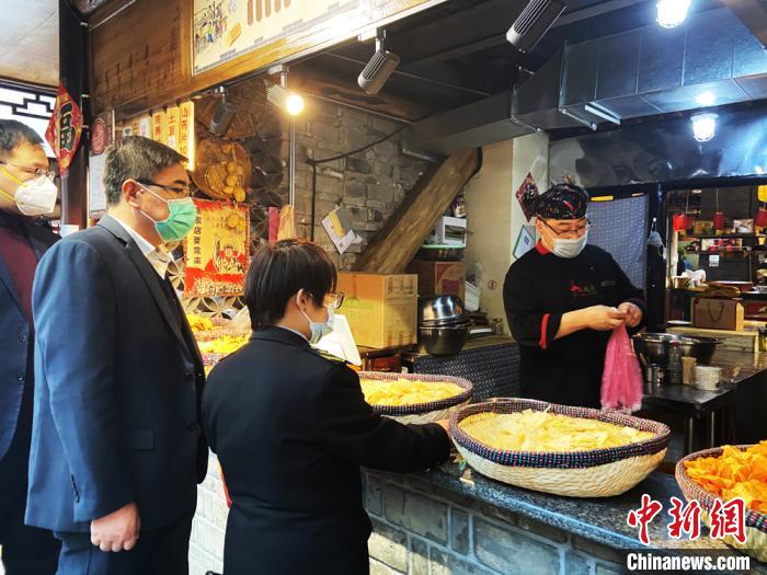 兰州餐饮业恢复堂食见闻：顾客登记用餐 点赞公筷制度