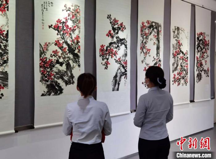 致敬抗疫英雄 知名侨界书画家陈志雄红棉国画展开幕