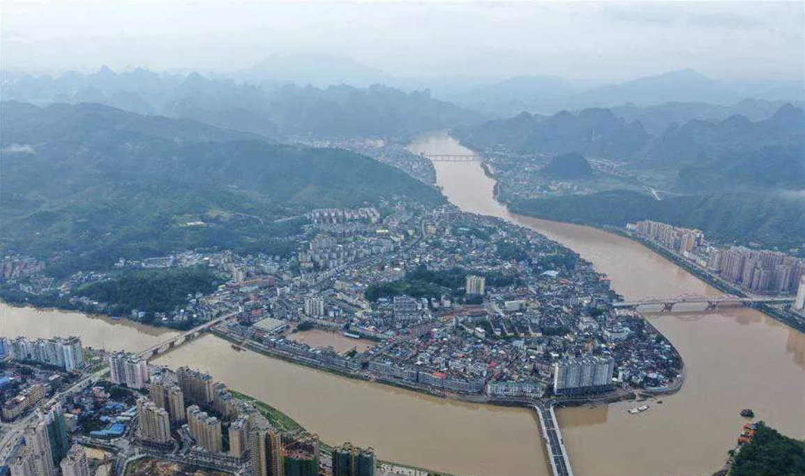 “雨下得越紧，心就越是揪着”