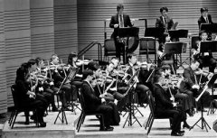 爱乐乐团复工首演 献给“最可敬的人”