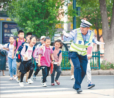 6年奔跑护学孩子们欢迎他