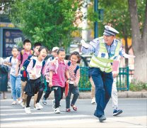 6年奔跑护学孩子们欢迎他