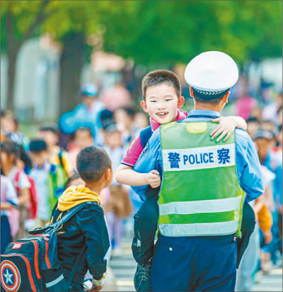 6年奔跑护学孩子们欢迎他