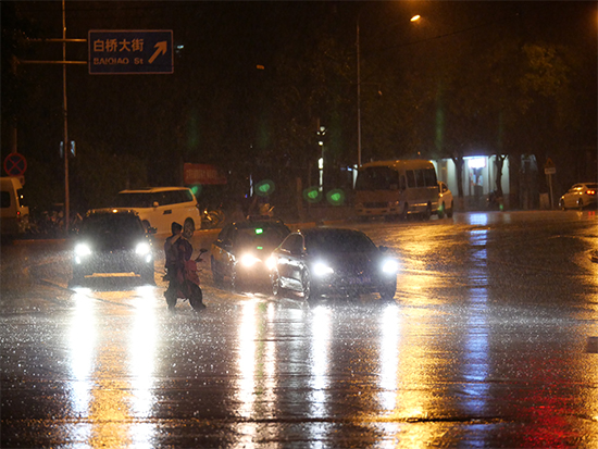 现场直击“强降雨”：截至21时雨量平缓北京城区无积水