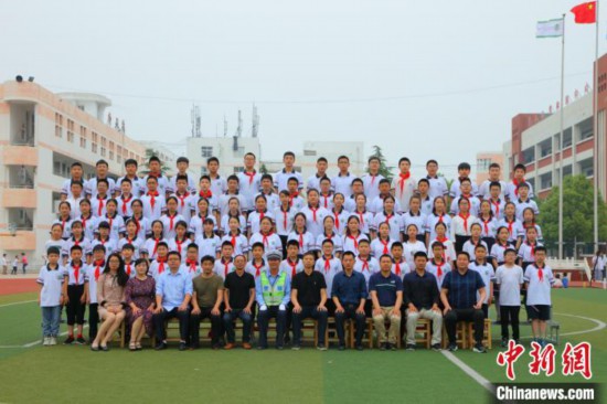 江苏一小学毕业照辅警“C位出道”背后：用爱心在付出