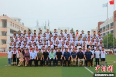 江苏一小学毕业照辅警“C位出道”背后：用爱心在付出