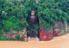 四川乐山大佛70年来首次被洪水淹至脚趾