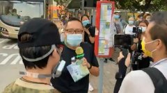乱港分子在九龙湾违法集会高叫口号 港警举紫旗警告
