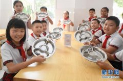 浙江湖州：校园倡节俭学生“光盘行动”