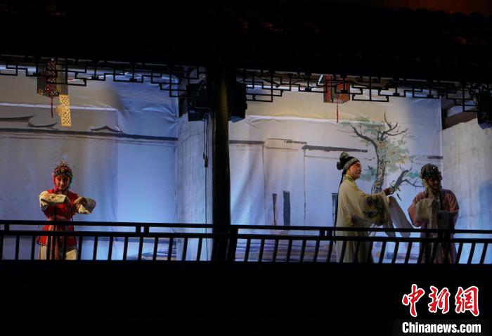 第二届运博会“音舞诗画”中开幕 古运河畔“好戏连连”