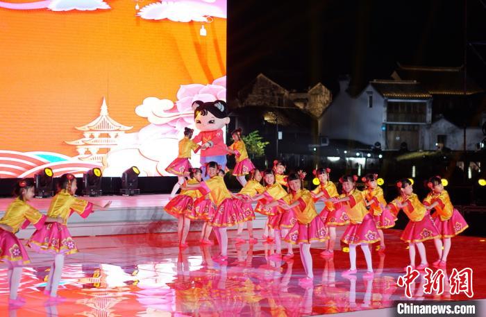 第二届运博会“音舞诗画”中开幕 古运河畔“好戏连连”