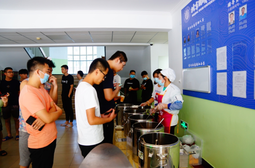 “流动餐厅”接过防疫接力棒北京物资学院学生食堂设立午餐售卖点