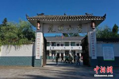 “当爹当妈还得当老师”，这对乡村教师夫妇一干就是20年