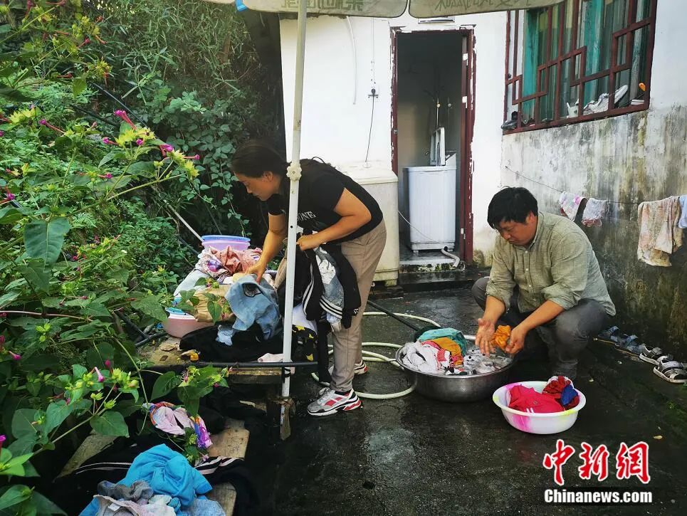 陈果和张蓉为学生们洗衣服。苗志勇 摄