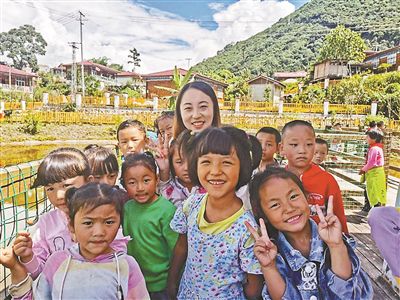 陪伴在乡村教师身边的都市白领