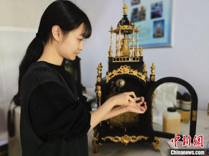 故宫博物院与避暑山庄博物馆联合开展古钟表修复