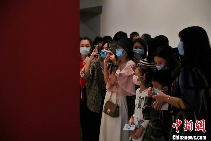 印象派开山之作首次在华展出 民众排队到“日落”只为看“日出”