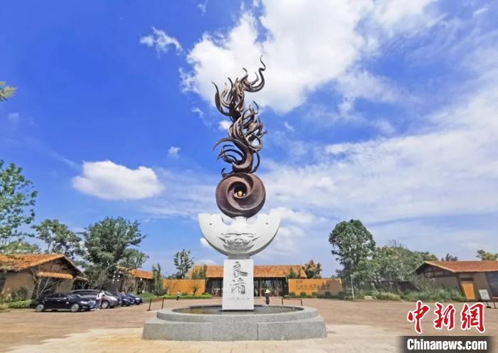 韩美林与《良月流晖》：三次考察良渚 病房中诞生设计稿