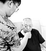 18岁大一新生带瘫痪父亲上学