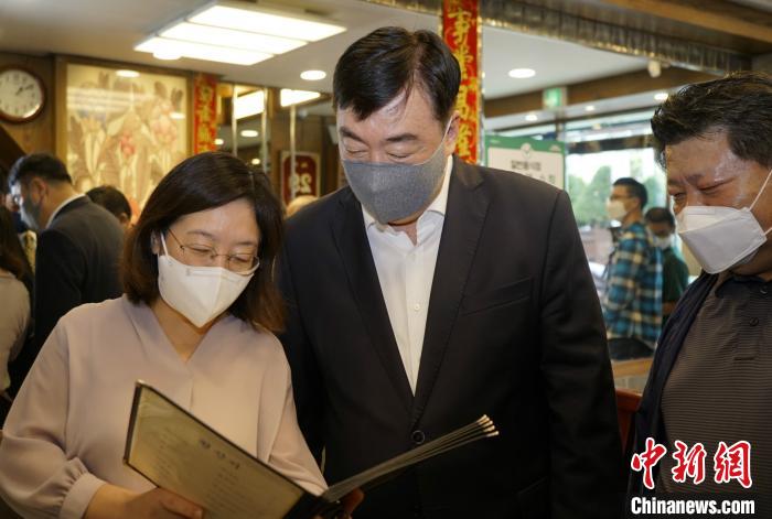 中国驻韩大使邢海明慰问华侨商户