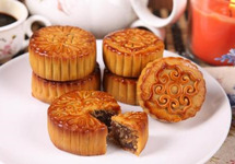 变小了，变瘦了，还能切着卖：广州月饼市场劲刮节俭风