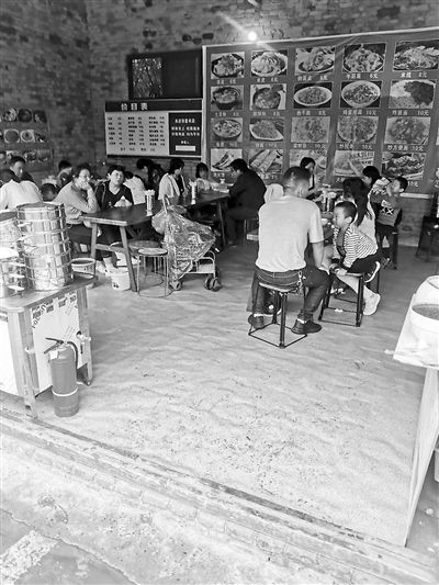 河南一景区现10元管饱饭店