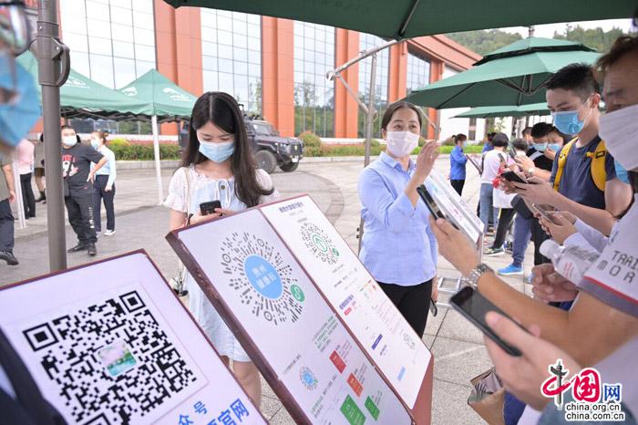 荔波：山美水美吸引八方来客 迎高峰有序入园
