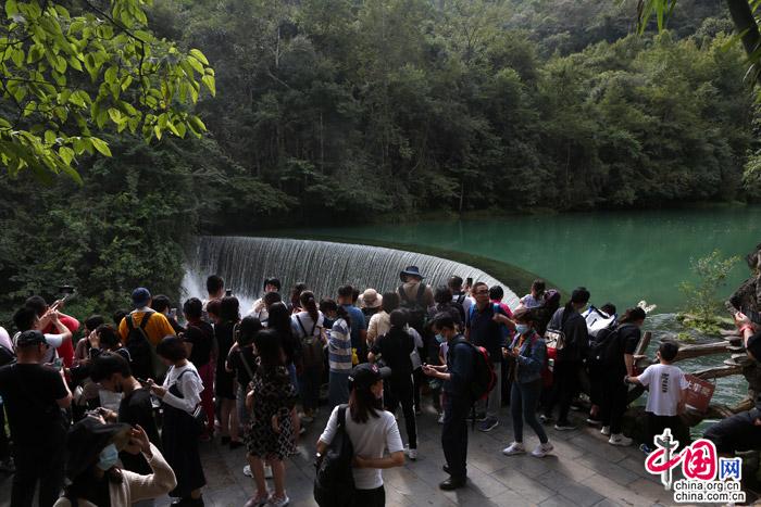 荔波：山美水美吸引八方来客 迎高峰有序入园