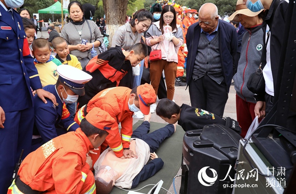 森林消防指战员在景区内向游客讲解急救知识。（裴海博 摄）