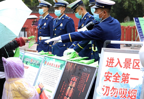 森林消防指战员在景区内宣传防火知识。（裴海博 摄）