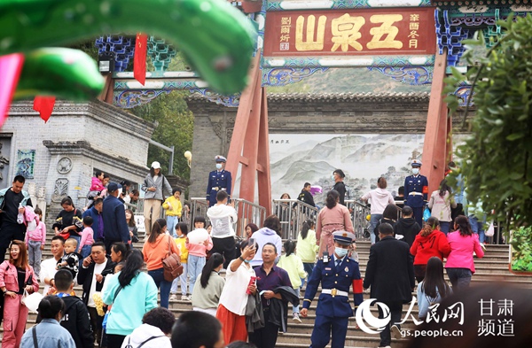 位于甘肃省兰州市的五泉山景区内，森林消防指战员正在执勤。（裴海博 摄）