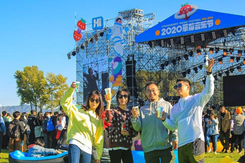 元气森林“外星人”亮相草莓音乐节 粉丝排长队引围观