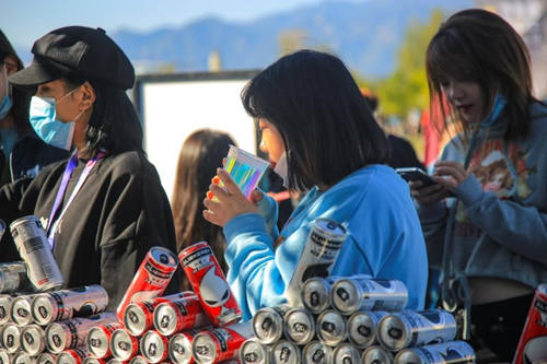 元气森林“外星人”亮相草莓音乐节 粉丝排长队引围观