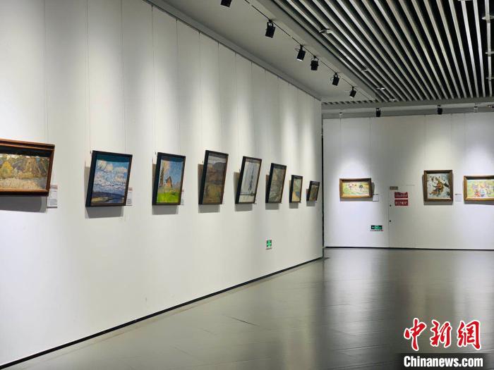 “俄罗斯著名画家油画精品展”启幕 引八方游客驻足