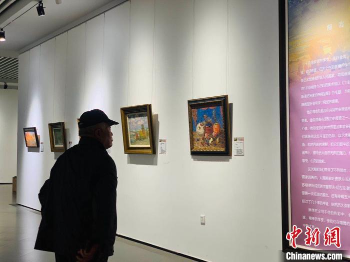 “俄罗斯著名画家油画精品展”启幕 引八方游客驻足