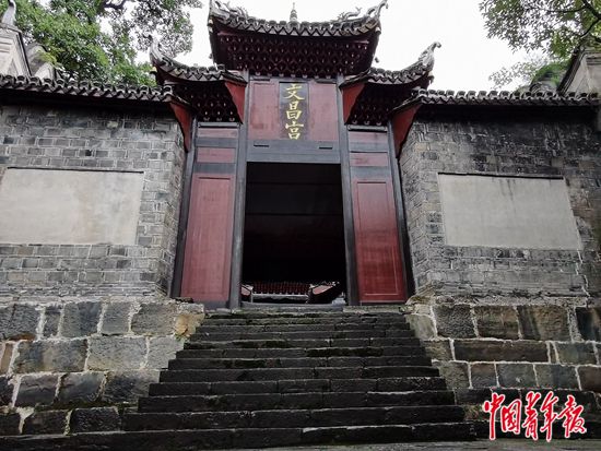 东部校长在西部：台江民族中学校长陈立群