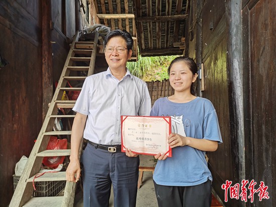 东部校长在西部：台江民族中学校长陈立群