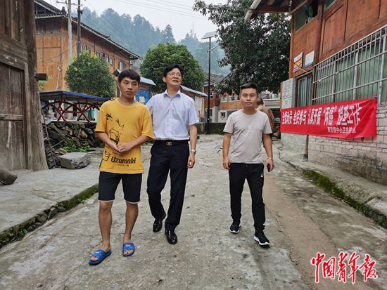 东部校长在西部：台江民族中学校长陈立群