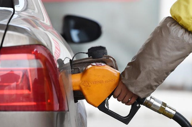 国际油价跌破地板价 国内油价将迎年内第五次下调