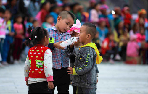 搬离山巅的俄儿村 元气森林“搬”来现代化生活